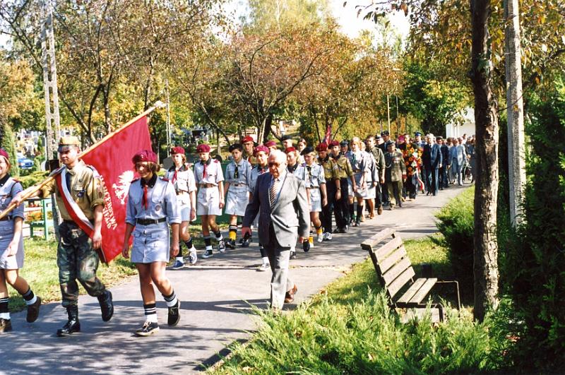 KKE 3308.jpg - Poświecenie symbolicznej mogiły pamięci zbrodni kresowej na cmentarzu komunalnym w Olsztynie, Olsztyn, 2003 r.